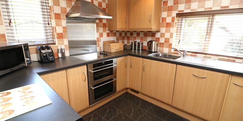 Hills View Croyde Holiday Cottages Kitchen Units