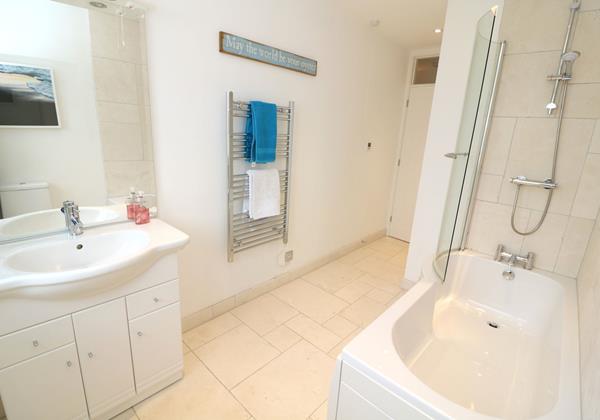 Croyde Holiday Cottages Offshore Family Bathroom