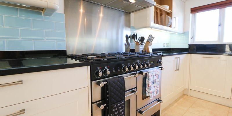 Sands End Croyde Holiday Cottage Kitchen Oven