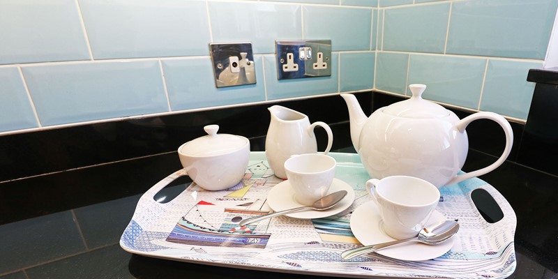 Sands End Croyde Holiday Cottage Tea Pot In Kitchen