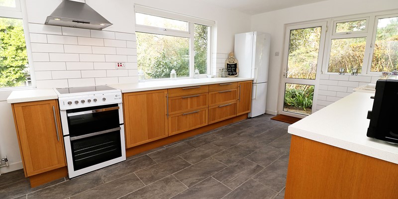 Summershores Croyde Holiday Cottages Kitchen And Cooker