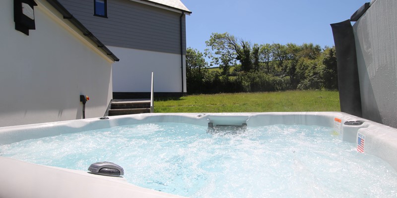 Sharlands 11 Croyde Holiday Cottages Hot Tub