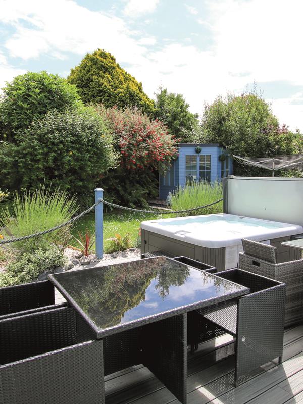 Blue Pearl Croyde Holiday Cottgaes Hot Tub Garden