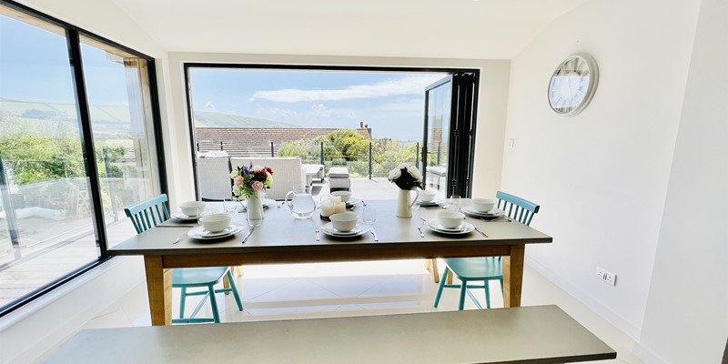 Croyde Holiday Cottages 4 Ora Close Bi Fold Doors To Dining Area