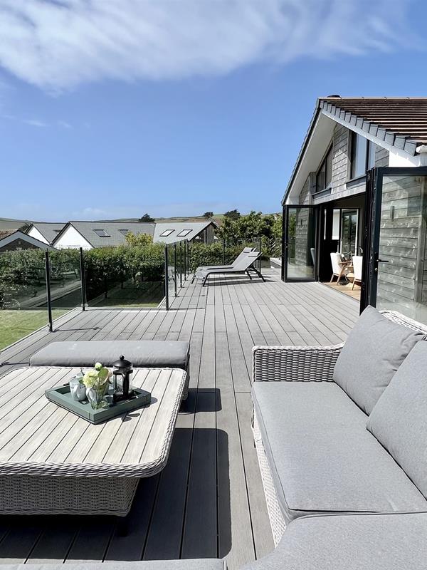 Croyde Holiday Cottages 4 Ora Close Comfortable Seating On Balcony